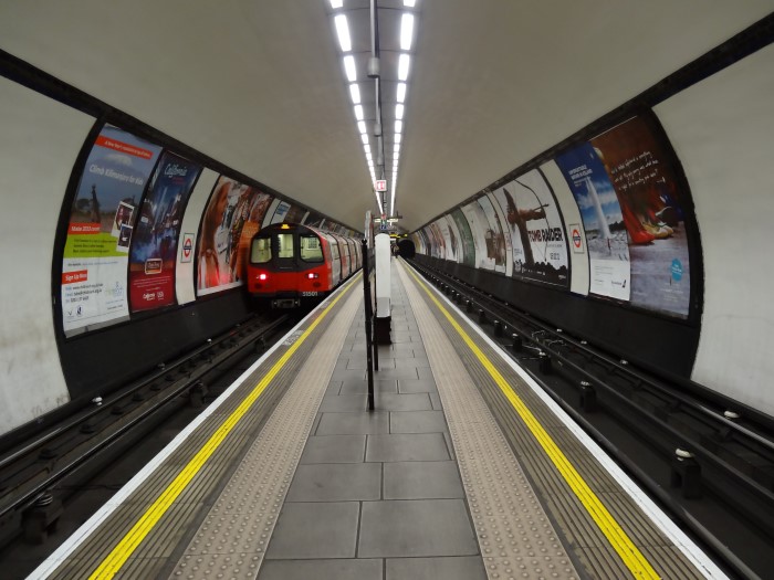 43c - Clapham Common platform train leaving